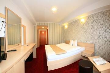 Фото номера Двухместный номер с 1 кроватью и видом на горы Отель Hotel Roman Maramures г. Statjunea Borsa 14