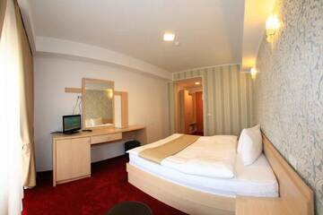 Фото номера Двухместный номер с 1 кроватью и видом на горы Отель Hotel Roman Maramures г. Statjunea Borsa 6