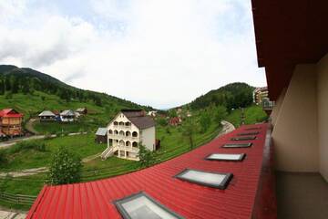 Фото номера Двухместный номер с 1 кроватью и видом на горы Отель Hotel Roman Maramures г. Statjunea Borsa 7