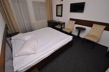 Фото номера Двухместный номер с 1 кроватью или 2 отдельными кроватями Отель Hotel Cerbul г. Statjunea Borsa 3