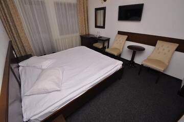Фото номера Двухместный номер с 1 кроватью или 2 отдельными кроватями Отель Hotel Cerbul г. Statjunea Borsa 8