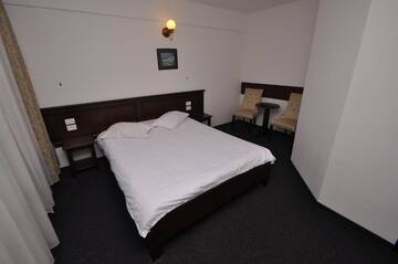 Фото номера Двухместный номер с 1 кроватью или 2 отдельными кроватями Отель Hotel Cerbul г. Statjunea Borsa 6